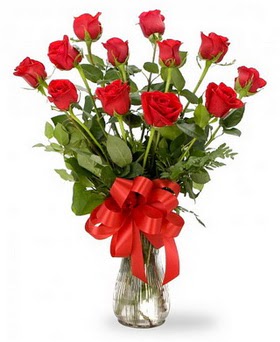  Sakarya hediye sevgilime hediye çiçek  12 adet kırmızı güllerden vazo tanzimi
