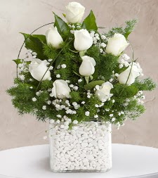 9 beyaz gül vazosu  Sakarya anneler günü çiçek yolla 