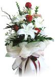  Sakarya çiçek online çiçek siparişi  4 kirmizi gül , 1 dalda 3 kandilli kazablanka