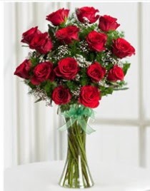 Cam vazo içerisinde 11 kırmızı gül vazosu  Sakarya çiçek satışı 