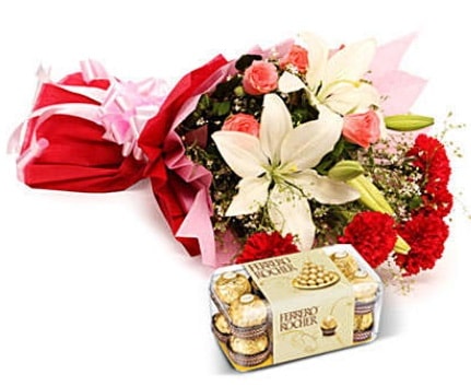 Karışık buket ve kutu çikolata  Sakarya hediye sevgilime hediye çiçek 